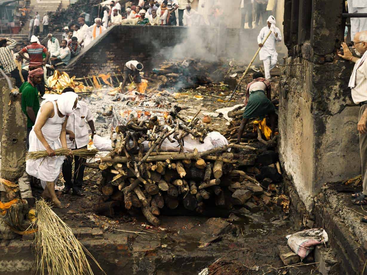 Th euntoucables put the dead body on the pyre and make the preparations for cremation