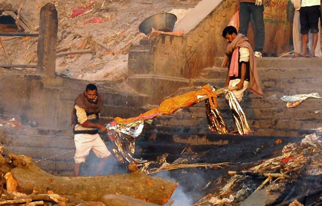 preparing for cremation in India, one of the cremation rituals is that they still do not use coffin