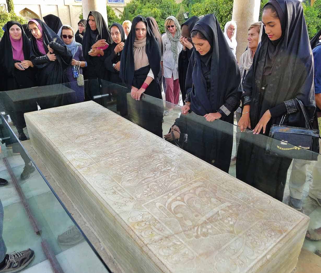 women at the tomb of Hafez