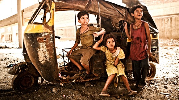 Slumdogmillionaire movie children protagonists sitting in an autorickshaw