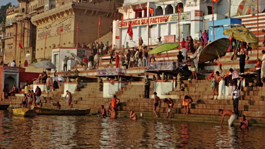ritual bathing at the Varanasi ghats